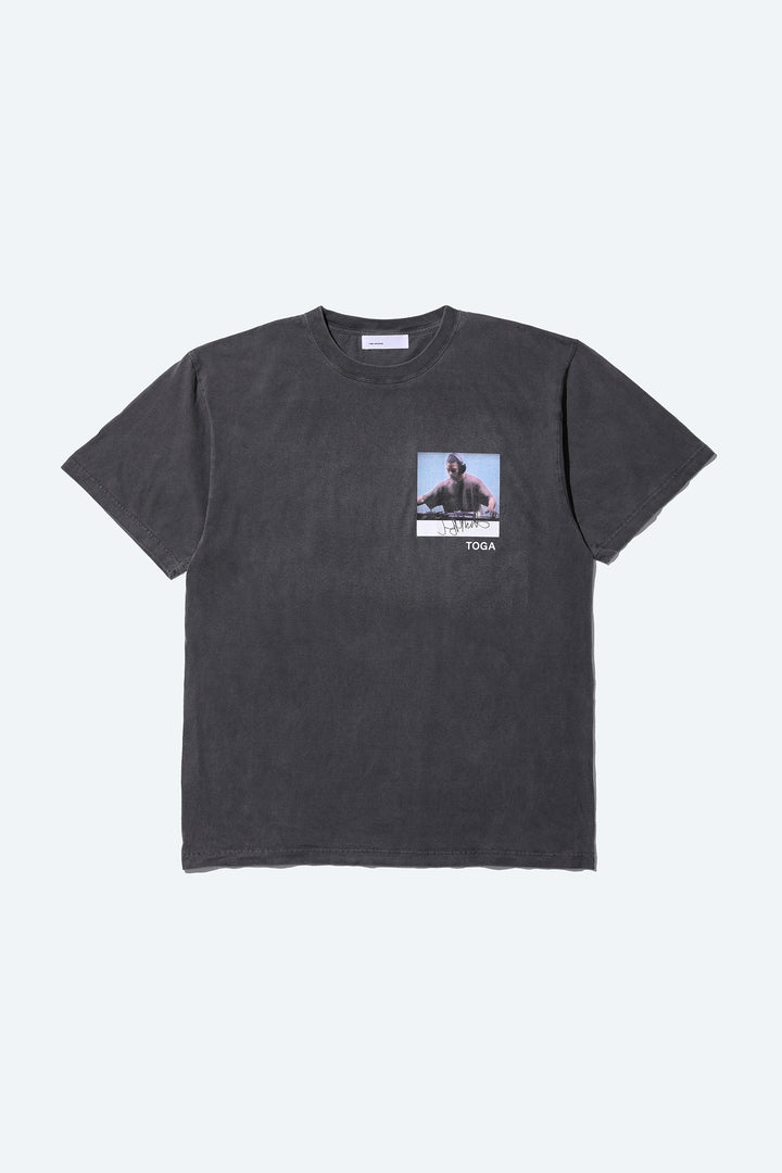 TOGA×JEFF MILLS SIGN TEE – TOGA ONLINE STORE
