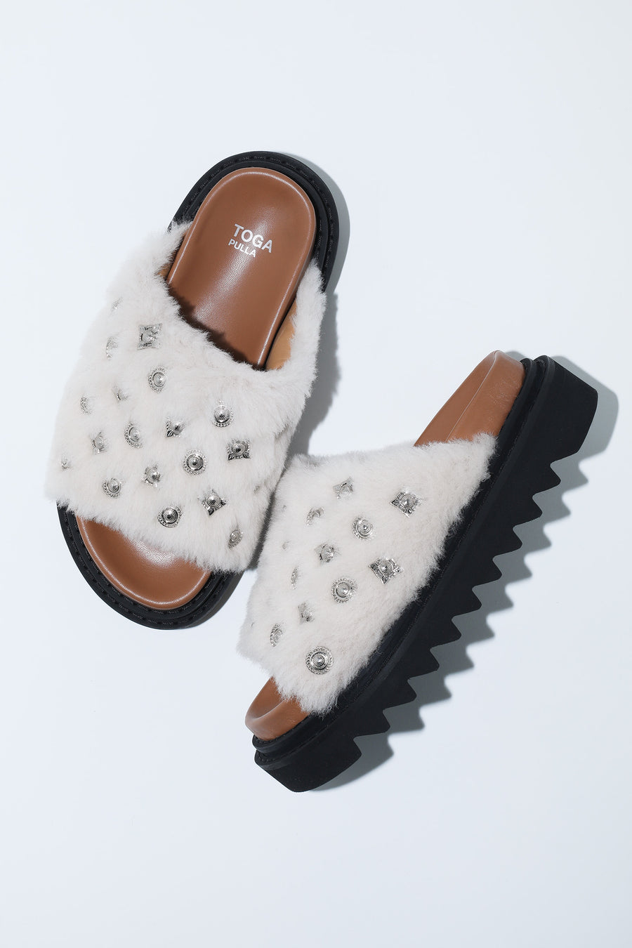 【美品】TOGA PULLA　コンチョ付き　黒ファーサンダル 美品】TOGA PULLA コンチョ付き 黒ファーサンダル - メルカリ