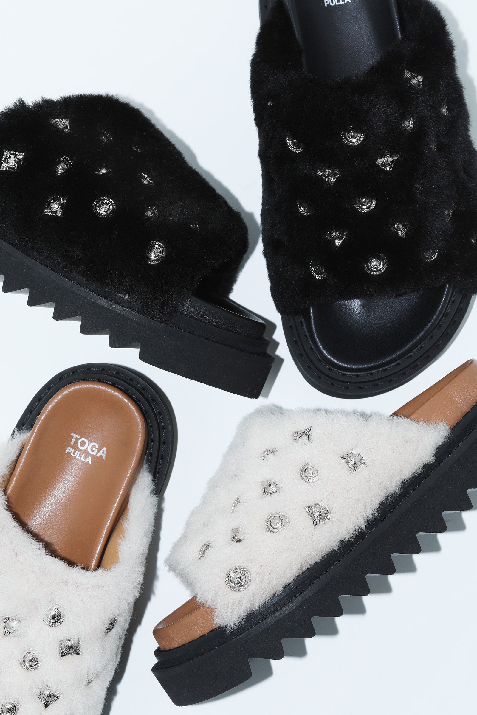 【美品】TOGA PULLA　コンチョ付き　黒ファーサンダル FUR CONCHO SANDALS – TOGA ONLINE STORE