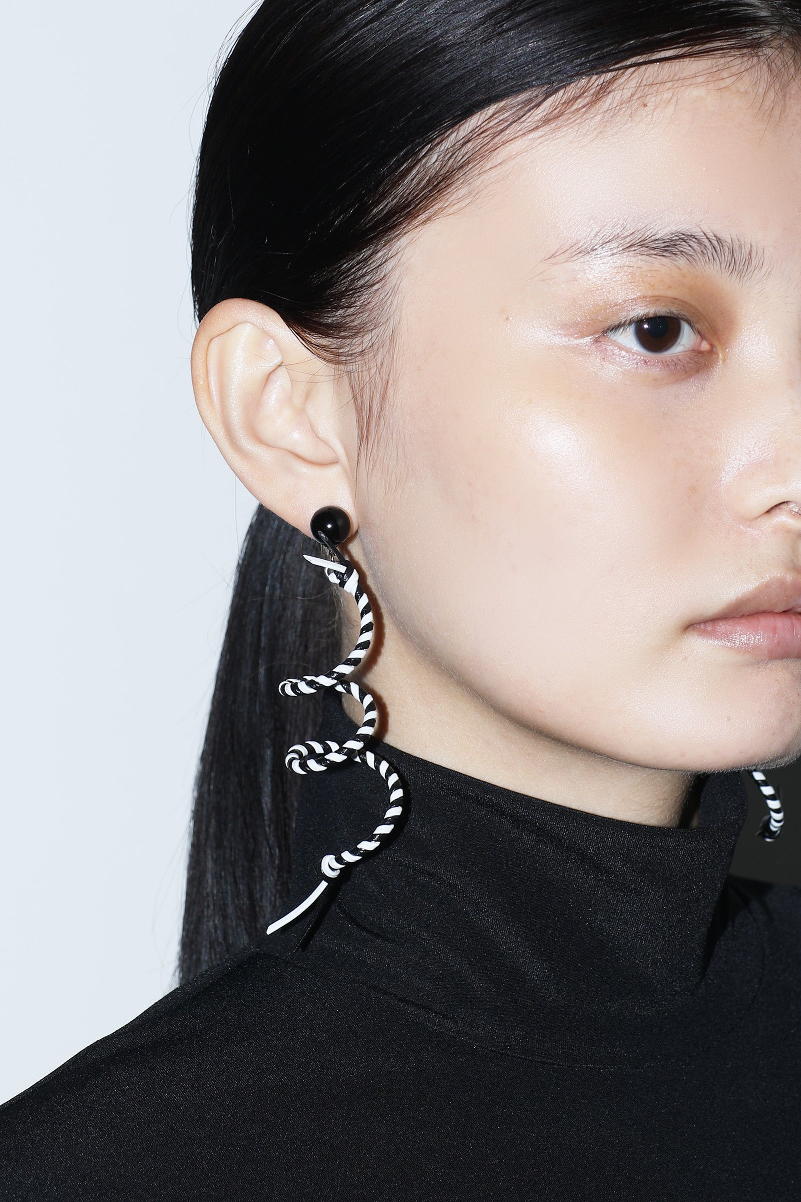美品】TOGA VIRILIS Motif pierced earrings