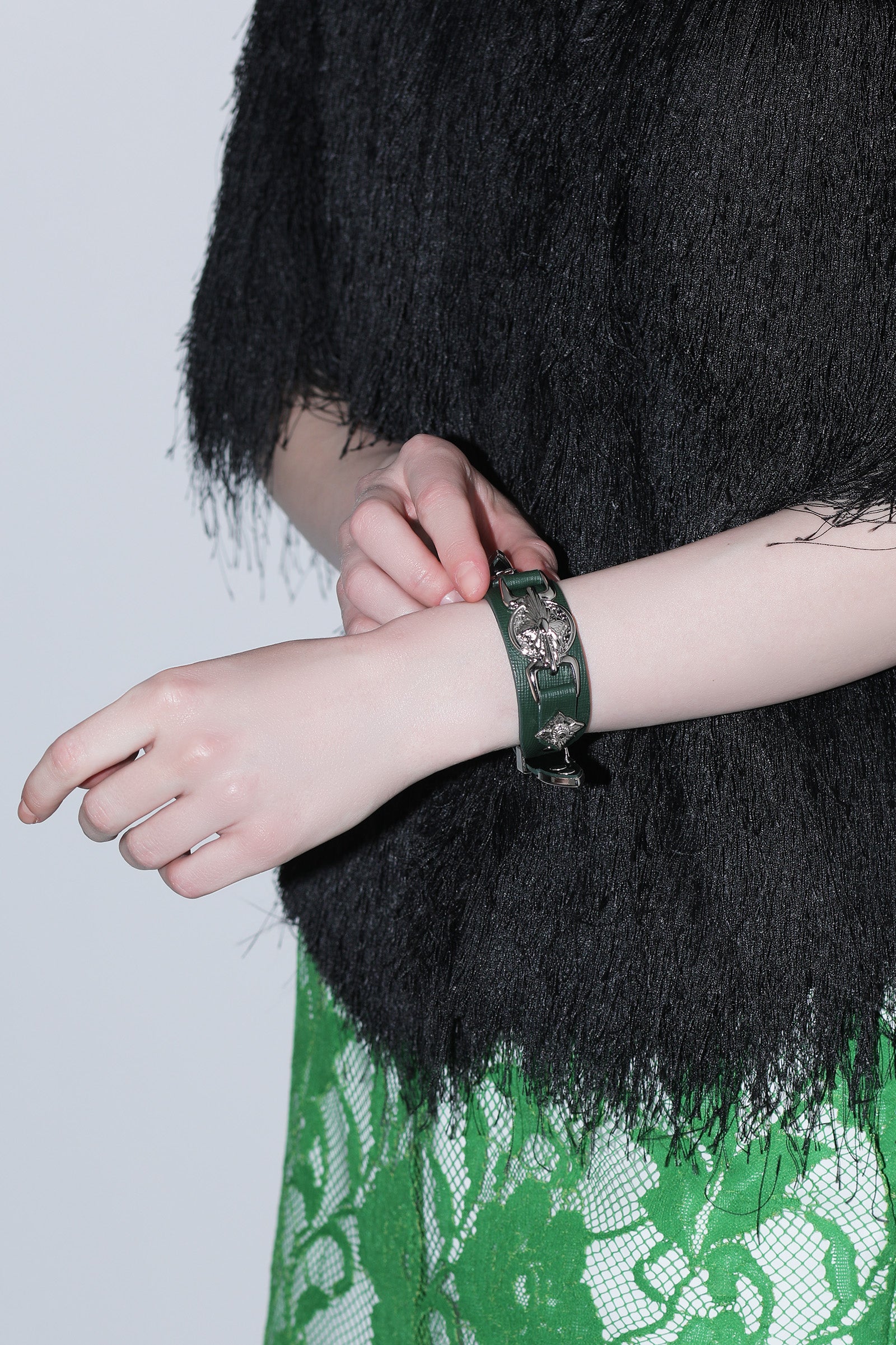 TOGA  コンチョ バングル ブラック TOGA TOO トーガ SS26 DOUBLE BUCKLE CONCHO BANGLE / BLK - NUBIAN
